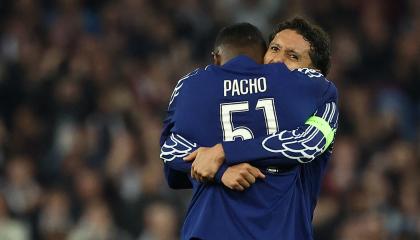 El ecuatoriano Willian Pacho y el brasileño Marquinhos se abrazan después de lograr la clasificación a las semifinales de la UEFA Champions League, el 15 de abril de 2025.