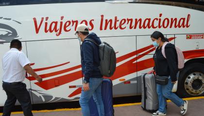 Imagen referencial de personas en el terminal de Cuenca a punto de abordar un bus de transporte interprovincial, julio de 2022.