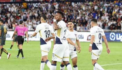 Michael Estrada festeja un gol durante un partido de Liga de Quito por LigaPro, el 18 de abril de 2025.