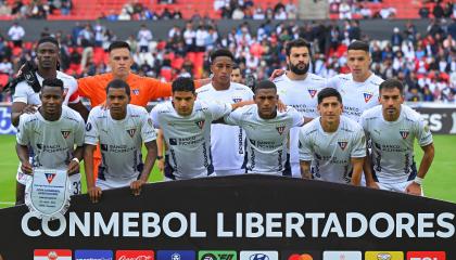 Los jugadores de Liga de Quito posan para una foto en el estadio Rodrigo Paz Delgado, el 22 de abril de 2025.