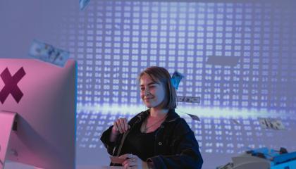 Imagen referencial de un cibercriminal o hacker frente a un computador, 9 de mayo de 2025.