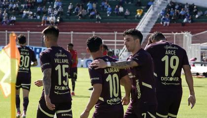 Los jugadores de Liga de Quito festejan el gol de Alexander Alvarado, ante Macará, en el estadio Bellavista de Ambato, el 10 de mayo de 2025.