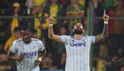 Jhon Chancellor (d), defensa de Universidad Católica, celebra el gol ante Defensa y Justicia, en el partido jugado el miércoles 14 de mayo de 2025, por la Copa Sudamericana.