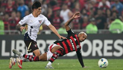 Fernando Cornejo y Wesley en el partido por la Copa Libertadores, 15 de mayo de 2025.