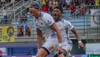Jugadores de Delfín festejando su gol ante Universidad Católica, 18 de mayo de 2025.