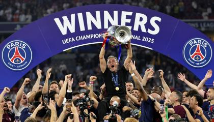 Luis Enrique levanta el título de la UEFA Champions League con el PSG, el sábado 31 de mayo de 2025.