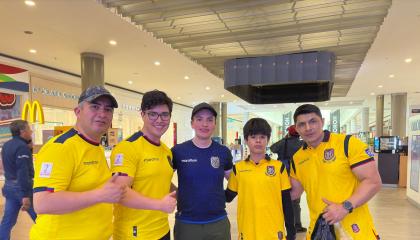 Un grupo de aficionados de Loja en un centro comercial de Guayaquil, con la camiseta de la Selección de Ecuador, el jueves 5 de junio de 2025.