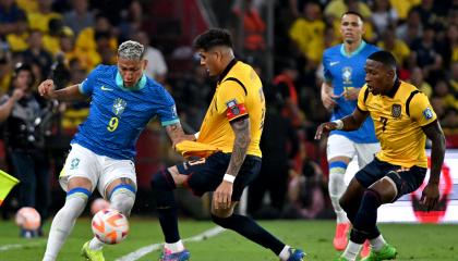 Piero Hincapié (c), defensa de la selección ecuatoriana, en el duelo eliminatorio ante Brasil, el jueves 5 de junio de 2025.