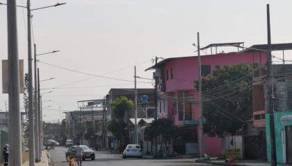 Una vista del sector posterior al complejo de bodegas abandonadas del centro de capacitación Secap y de la segunda fase inconclusa del polideportivo Max Cortez en el norte de Durán.