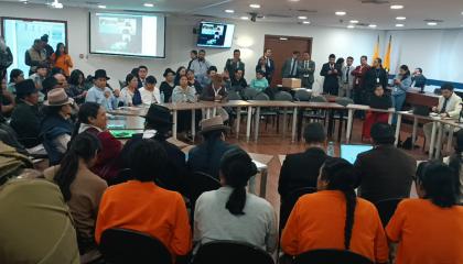 Manifestantes de comunidades indígenas de Otavalo, por la quema de un cuartel de la Policía, presentes en una audiencia en el Complejo Judicial Norte de Quito, el 21 de octubre de 2025