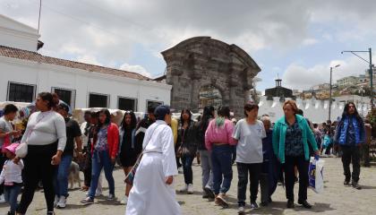 Personas en el exterior de un cementerio en Quito, el 2 de noviembre de 2024, por el Día de los Difuntos.