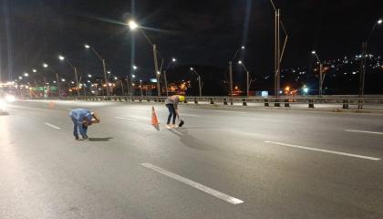 Imagen referencial de arreglos en el puente de la Unidad Nacional, en Guayas, previo al feriado de noviembre en Ecuador, el 30 de octubre de 2025.