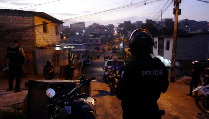 Imagen referencial de un operativo policial en el barrio Flor de Bastión, noroeste de Guayaquil, donde ocurrió una nueva masacre, el 30 de noviembre de 2025.