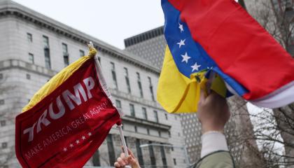 Personas sostienen banderas de Venezuela y en apoyo de Donald Trump en los alrededores de la Corte Daniel Patrick Moyinhan en Nueva York en Estados Unidos, el 5 de enero de 2026.
