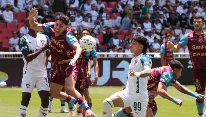 Jugadores de Liga de Quito y Macará, durante el partido por LigaPro, el 1 de marzo de 2026.