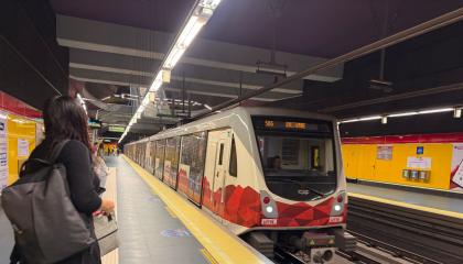 Usuaria espera arribo de tren del Metro de Quito el 20 de abril de 2026.