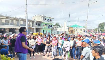 Un delegado del Gobierno dialoga con los participantes del programa Jóvenes en Acción en Santa Elena, 1 de agosto de 2026.