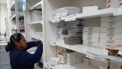 Una enfermera en la bodega del hospital Teodoro Maldonado Carbo en Guayaquil, el 16 de marzo de 2023.