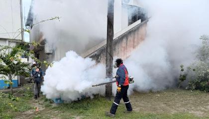 Hombres fumigan una casa en el noroeste de Guayaquil durante una campaña contra el dengue, en febrero de 2026.
