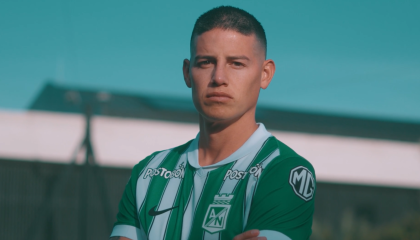 El colombiano James Rodríguez posa con la camiseta de Atlético Nacional, su nuevo club desde el 10 de septiembre de 2026.