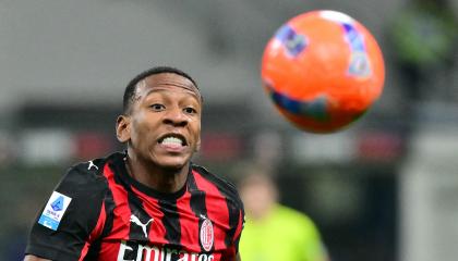 El ecuatoriano Pervis Estupiñán corre por el balón en un encuentro de la Serie A italiana entre el AC Milan y el Lecce, disputado el 18 de enero de 2026.