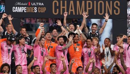 Lionel Messi, jugador de Inter Miami levanta el trofeo de campeón junto a su compañeros, al ganar la final de la Campeones Cup ante Cruz Azul, el 16 de septiembre de 2026.
