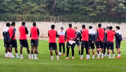 Jugadores de la selección de Ecuador reciben una charla técnica en el entrenamiento, previo al partido contra Japón, el 25 de septiembre de 2026.
