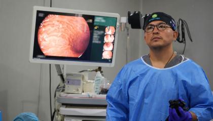 Jonathan Jerez, médico gastroenterólogo endoscopista bariátrico, durante un procedimiento TIF 2.0