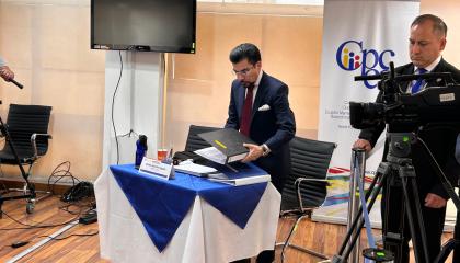 El fiscal Carlos Alarcón abandona el CPCCS el 21 de septiembre de 2026 luego de que su impugnante no se presentó a la audiencia.