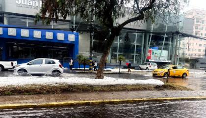 Calles anegadas en la avenida Orellana y Diego de Almagro, en el norte de Quito, este 7 de octubre de 2026.