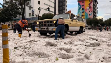 Un vehículo quedó atrapado en medio del granizo que cubre la avenida Colón y Diego de Almagro, en Quito, el 7 de octubre de 2026.