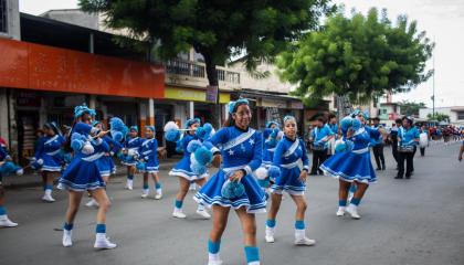 Pregón cívico a cargo de estudiantes de colegios de Guayaquil, previo al feriado del 9 de octubre.