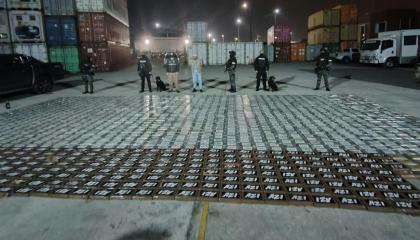 Foto del cargamento de 1,6 toneladas de cocaína incautado el 8 de octubre de 2026 en el puerto de Guayaquil.