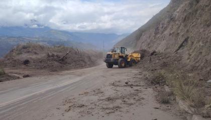 Maquinaria del Ministerio de Infraestructura y Transporte realiza trabajos de limpieza tras un deslizamiento de tierra en la vía Riobamba–Penipe–Baños (E490), en Chimborazo, el 11 de octubre de 2026.