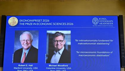 Foto de los ganadores del Premio Nobel de Econonía 2026, Robert E. Hall y Michael Woodford, en la Real Academia Sueca de Ciencias en Estocolmo, Suecia, el 12 de octubre de 2026.