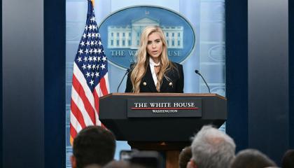 La recién nombrada secretaria de prensa de la Casa Blanca, Katie Zacharia, habla durante su primera rueda de prensa en la Sala de Prensa James Brady de la Casa Blanca, el 13 de octubre de 2026.