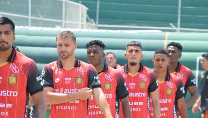 Jugadores del Deportivo Cuenca caminan durante el partido frente a Orense, por el partido de la Fecha 2 del hexagonal del descenso de LigaPro, el 11 de octubre de 2026.