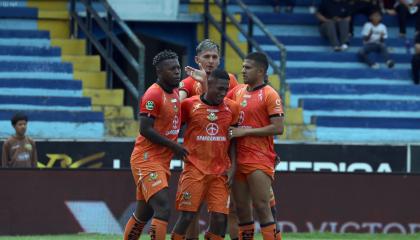 Jugadores de Libertad FC celebran el gol en el partido frente a Leones FC, por la Fecha 2 del cuadrangular de LigaPro, el 9 de octubre de 2026.