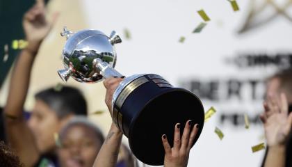 Un jugadora de Corinthians levanta el trofeo al ganar en la final de la Copa Libertadores Femenina ante Deportivo Cali en el estadio Florencio Sola en Banfield, el 18 de octubre de 2025.