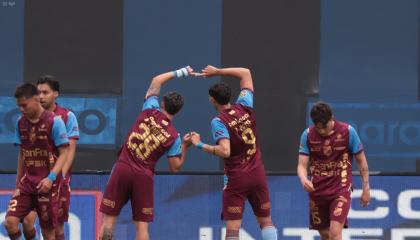 Jugadores de Macará celebran el gol en el partido frente a Universidad Católica, por la Fecha 2 del primer hexagonal de la LigaPro, el 11 de octubre de 2026.