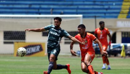 Jugadores de Leones FC y Libertad FC disputan el control del balón, en el partido por la Fecha 2 del hexagonal del descenso de la LigaPro, el 9 de octubre de 2026.