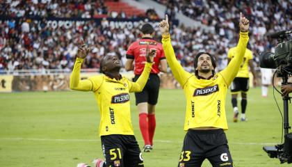 Jefferson Wila y Cristian Báez, jugadores de Barcelona SC celebran el gol en el partido frente a Liga de Quito, por la Fecha 2 del primer hexagonal de la LigaPro, el 11 de octubre de 2026.