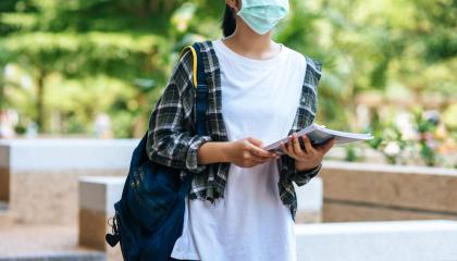 Imagen referencial de un estudiante con mascarilla.