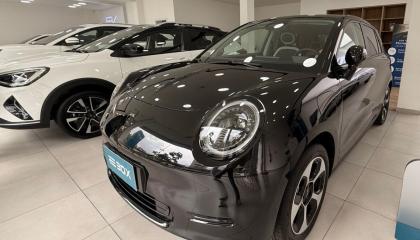Imagen de referencia de un carro eléctrico en una agencia de venta de autos en Quito, 7 de octubre de 2026.