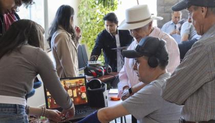 Una persona con discapacidad auditiva prueba una simulación con un dispositivo de vibración desarrollado por un equipo de la Universidad Indoamérica en Quito, en agosto de 2026.