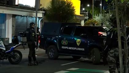 Personal del Grupo de Intervención y Rescate (GIR) de la Policía Nacional durante un operativo en La Mariscal, en el norte de Quito, el 15 de octubre de 2026.