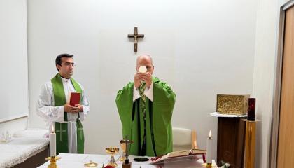 Momentos en que el papa León XIV oficia una misa en un espacio adecuado en el hospital de Roma, tras su operación, el 16 de octubre de 2026.