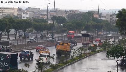 Calzada mojada en la vía Perimetral de Guayaquil, el 14 de octubre de 2026.