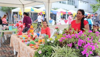 Mujeres ofrecen sus productos en una feria de emprendimiento en Milagro, mayo 2023. Imagen referencial.