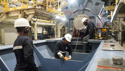 Trabajos de mantenimiento en la central térmica Jaramijó, ubicada en Manabí, que utiliza diésel como combustible complementario para sus motores. Foto del 1 de octubre de 2026, referencial.